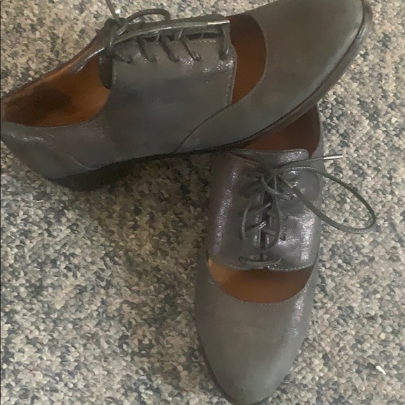 Shoes - Picture 2 of 4